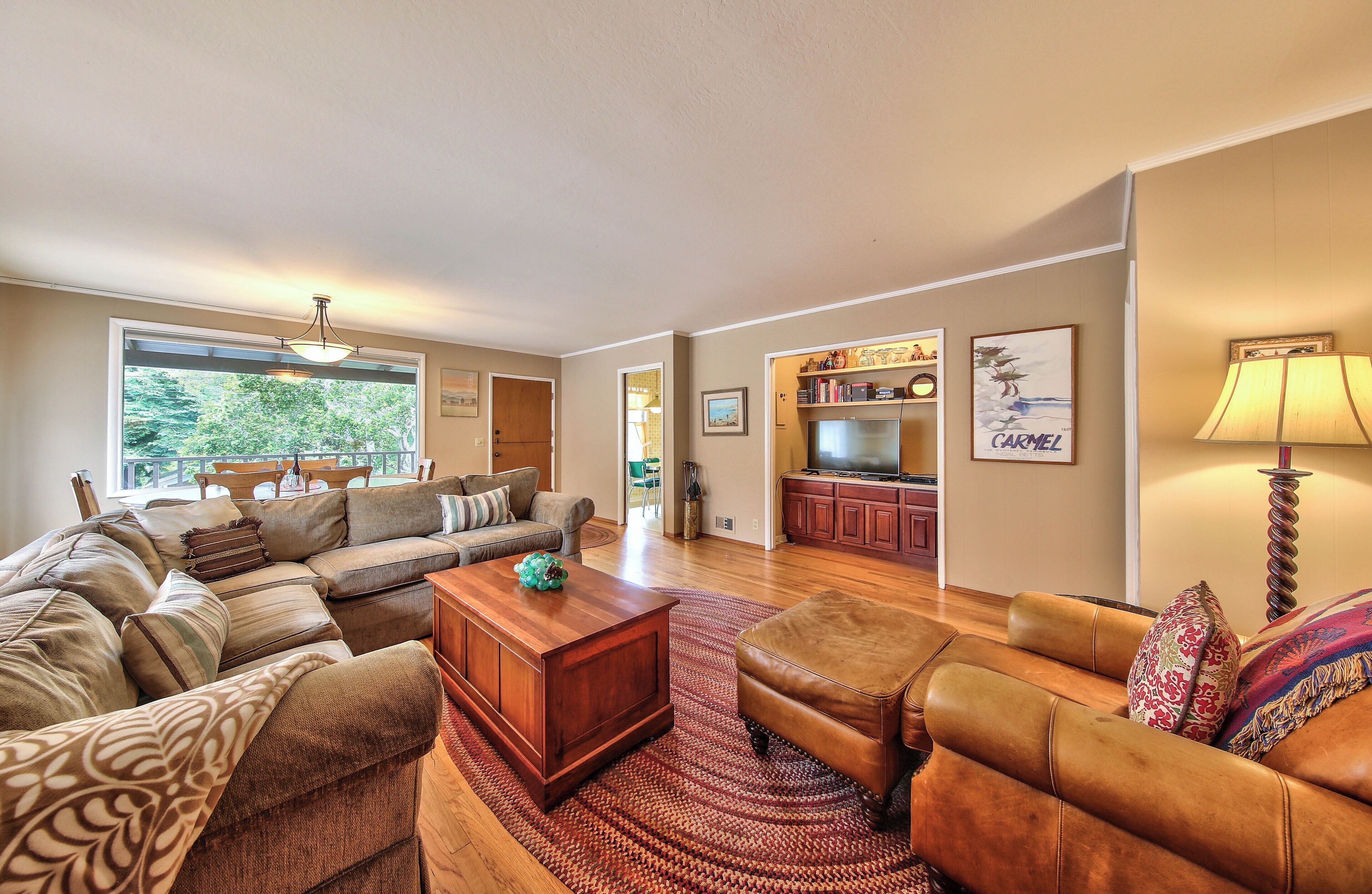 Smart TV, fireplace, DVD player