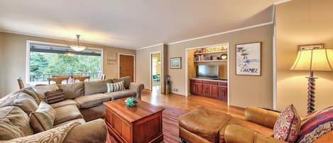 Smart TV, fireplace, DVD player