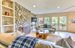 Smart TV, fireplace - 4027 Nautical Nook - Classy Home, 2 Living Spaces (Carmel)