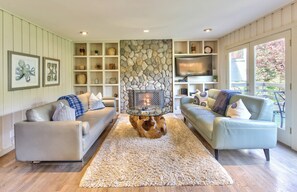 Smart TV y chimenea 