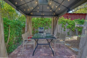 Outdoor dining - 4028 Brambles - Just 5 Blocks from Downtown Carmel (Carmel)