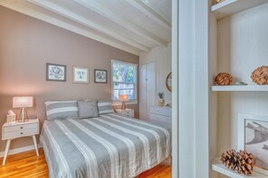 2 bedrooms, desk, iron/ironing board, free WiFi - 4028 Brambles - Just 5 Blocks from Downtown Carmel (Carmel)
