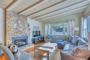 TV, fireplace - 4028 Brambles - Just 5 Blocks from Downtown Carmel (Carmel)
