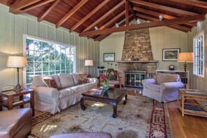 TV, fireplace - 4029 Casa Isabella - Carmel Point Cottage (Carmel)