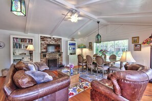TV, fireplace, DVD player - 4030 Serenity-by-the-Sea - Indoor-Outdoor Living (Carmel)