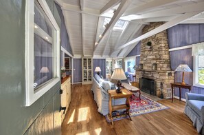 TV, fireplace - 4031 Hundred Acre Wood, Downtown Carmel (Carmel)