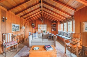 TV, fireplace, books - 4033 Graystone - Unique Stone House in Carmel (Carmel)