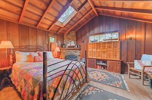 2 bedrooms, iron/ironing board, free WiFi, bed sheets - 4033 Graystone - Unique Stone House in Carmel (Carmel)