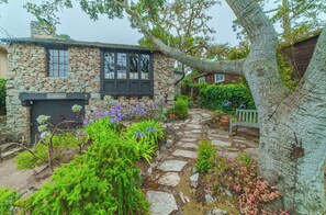 Property grounds - 4033 Graystone - Unique Stone House in Carmel (Carmel)