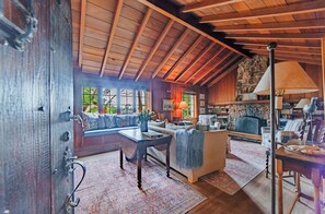 TV, fireplace, books - 4033 Graystone - Unique Stone House in Carmel (Carmel)