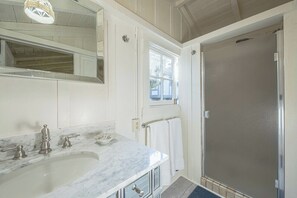 Shower, hair dryer, towels - 4034 Skybird - Tranquil Cottage Near the Beach (Carmel)