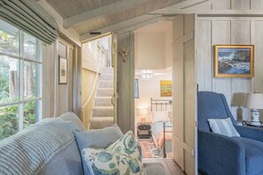 TV - 4034 Skybird - Tranquil Cottage Near the Beach (Carmel)