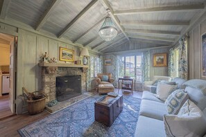 TV - 4034 Skybird - Tranquil Cottage Near the Beach (Carmel)