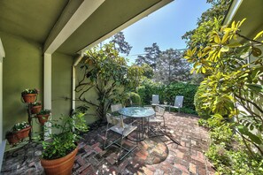 Outdoor dining - 4035 Eleventh Haven - Two Blocks from the Beach (Carmel)