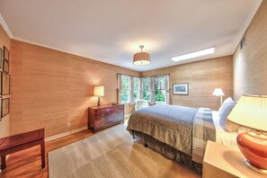 3 bedrooms, desk, iron/ironing board, free WiFi - 4035 Eleventh Haven - Two Blocks from the Beach (Carmel)