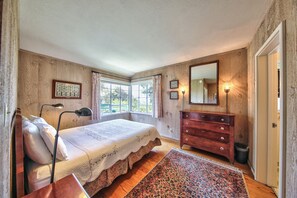 3 bedrooms, iron/ironing board, free WiFi, bed sheets - 4036 Upside - Beach House 1 Block Walk to Beach (Carmel)