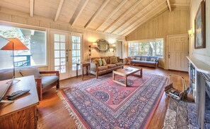 TV, fireplace, books - 4036 Upside - Beach House 1 Block Walk to Beach (Carmel)