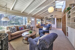 TV - 4038 Whit's End ~ Dog Friendly, Private Fenced Yard (Carmel)