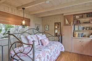 2 bedrooms, iron/ironing board, free WiFi, bed sheets - 4039 Collins - Ocean View Home, Walk to Beach (Carmel)
