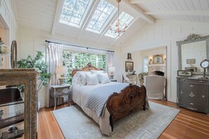 2 bedrooms, desk, iron/ironing board, free WiFi - 4040 Casanova by the C - French Flair in Carmel (Carmel)