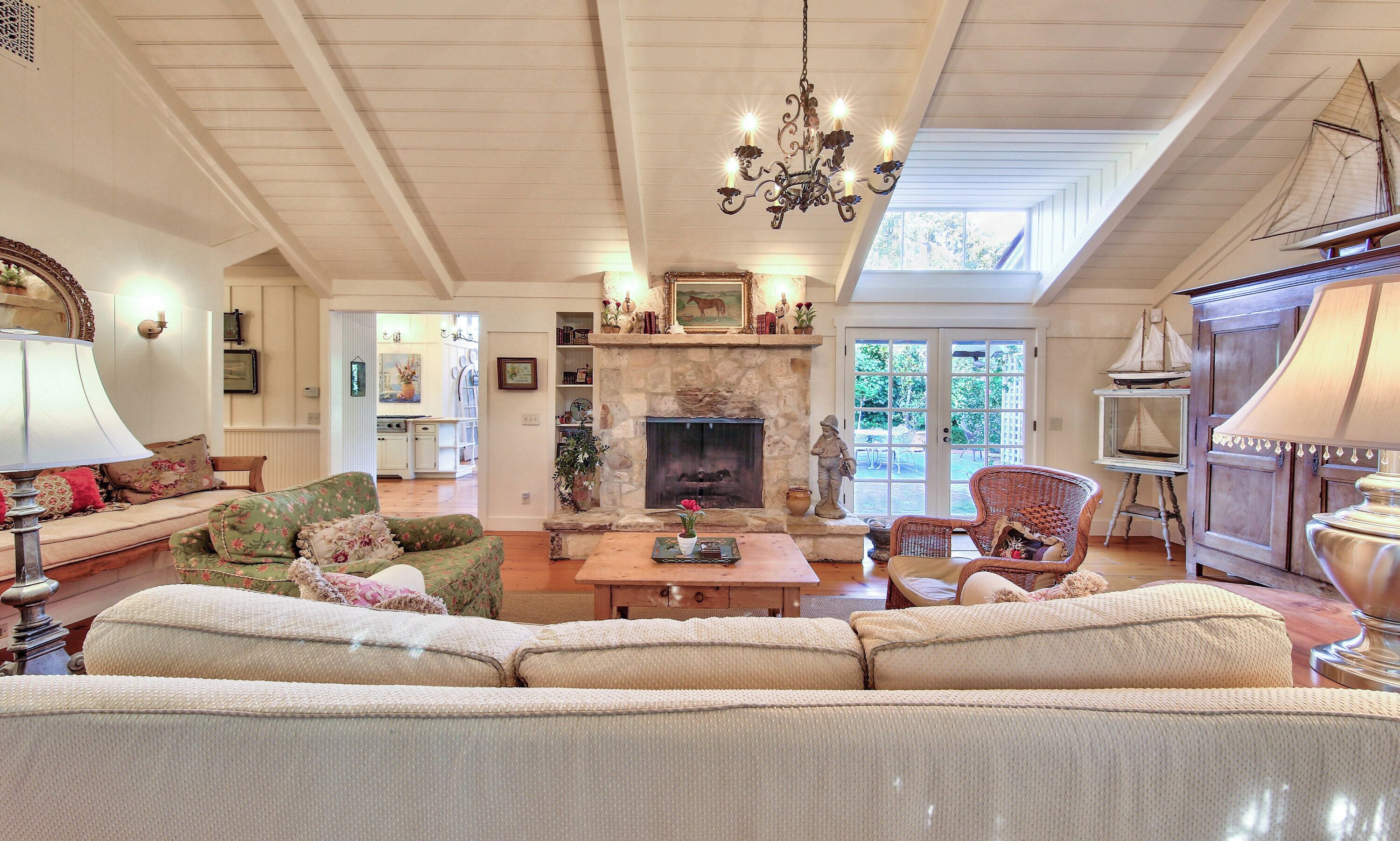 Télévision, cheminée, espaces bureaux