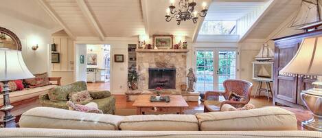 TV, fireplace, offices