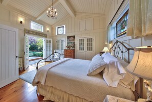3 bedrooms, desk, iron/ironing board, free WiFi - 4042 Gnome Home - Two Blocks from the Beach (Carmel)