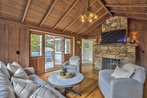 Smart TV, fireplace - 4043 La Casita - Quintessential Carmel Cottage (Carmel)