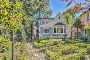 Exterior - 4044 Little Pink - Fairytale Carmel Beach Cottage (Carmel)