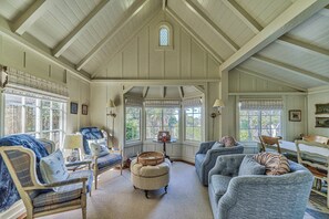 Smart TV, fireplace, books - 4044 Little Pink - Fairytale Carmel Beach Cottage (Carmel)