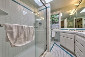 Shower, hair dryer, towels - 4048 Sea Gate - Stunning Ocean Views, Beach Access (Carmel)