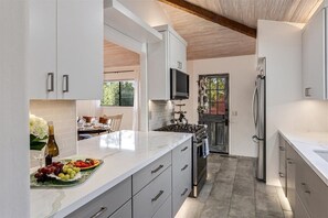 Fridge, microwave, oven, stovetop - 4050 La Maison Des Fleurs - Near Forest Theater (Carmel)