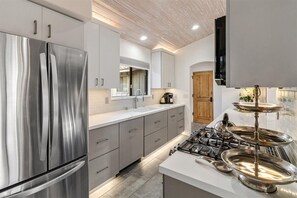Fridge, microwave, oven, stovetop - 4050 La Maison Des Fleurs - Near Forest Theater (Carmel)