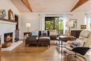 TV, fireplace - 4050 La Maison Des Fleurs - Near Forest Theater (Carmel)