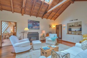 TV, fireplace, books - 4055 The Rabbit Hutch - Unique, Quaint Carmel Home (Carmel)