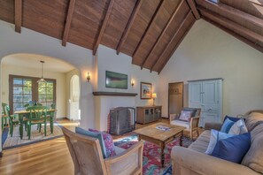 TV, fireplace, DVD player, books - 4057 Ocean House - Sweet Cottage in Carmel (Carmel)