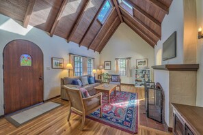 TV, fireplace, DVD player, books - 4057 Ocean House - Sweet Cottage in Carmel (Carmel)