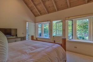 2 bedrooms, iron/ironing board, free WiFi, bed sheets - 4058 Emery Board - Golden Rectangle Art Retreat (Carmel)