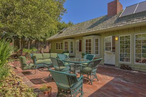 Outdoor dining - 4058 Emery Board - Golden Rectangle Art Retreat (Carmel)