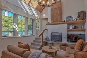 Smart TV, fireplace - 4058 Emery Board - Golden Rectangle Art Retreat (Carmel)