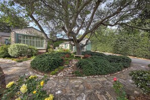Property grounds - 4060 Valley View Cottage - Cute, Quaint, Carmel (Carmel)