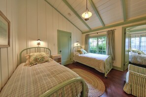 2 bedrooms, iron/ironing board, free WiFi, bed sheets - 4060 Valley View Cottage - Cute, Quaint, Carmel (Carmel)