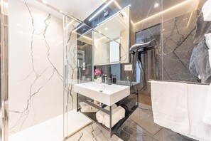 Dusche, Haartrockner, Bidet, Handtücher