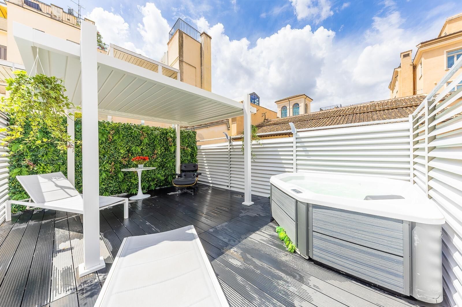 Tina de hidromasaje al aire libre
