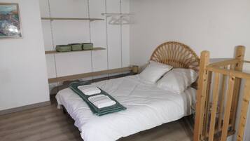 1 Schlafzimmer, BĂŒgeleisen/BĂŒgelbrett, WLAN, BettwĂ€sche