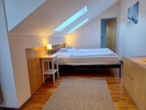 Quarto casal básico, vista para o pátio | Wi-Fi de cortesia