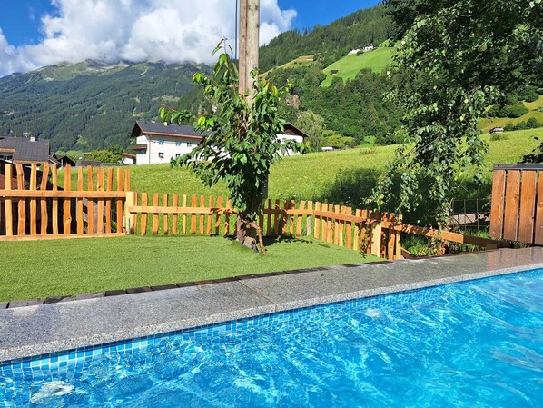 Quarto casal básico, vista para o pátio | Terraço/pátio