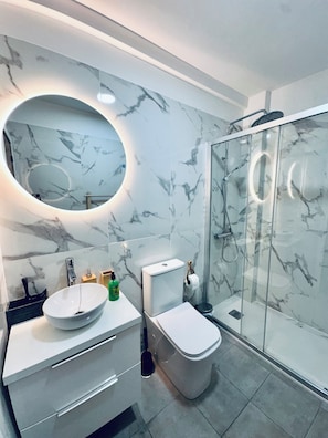 Hair dryer, towels, soap, toilet paper - Coral II - Apartment with sea views in El Hierro, La Restinga (La Restinga)