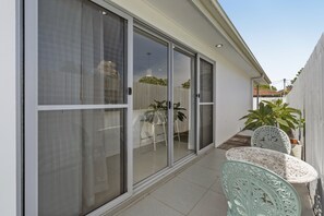 Apartment | Balcony - Spacious 4-bed House With Secure Parking (Brisbane)