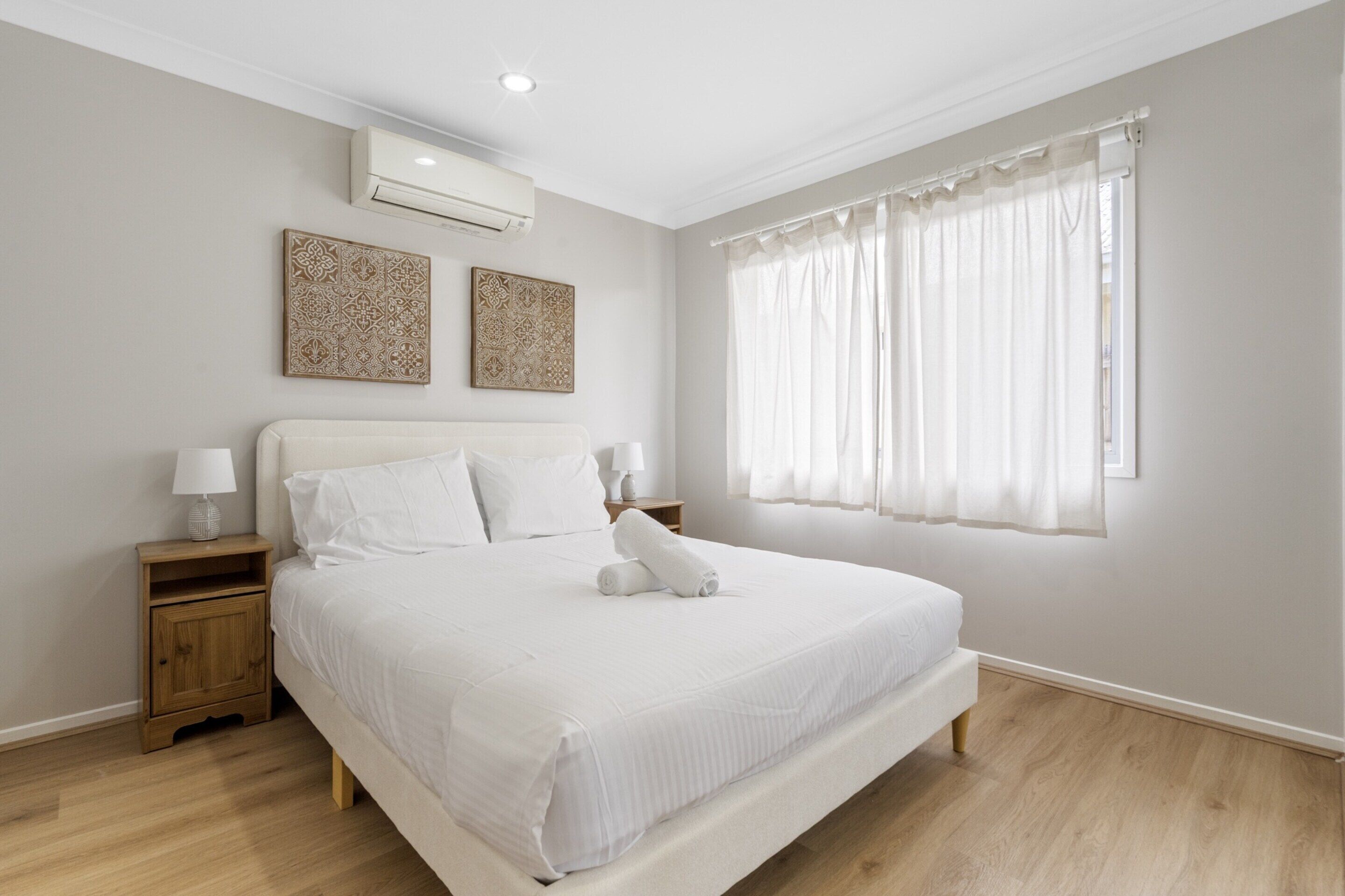 4 عدّ ة غرف نوم وملاءات أسرّة